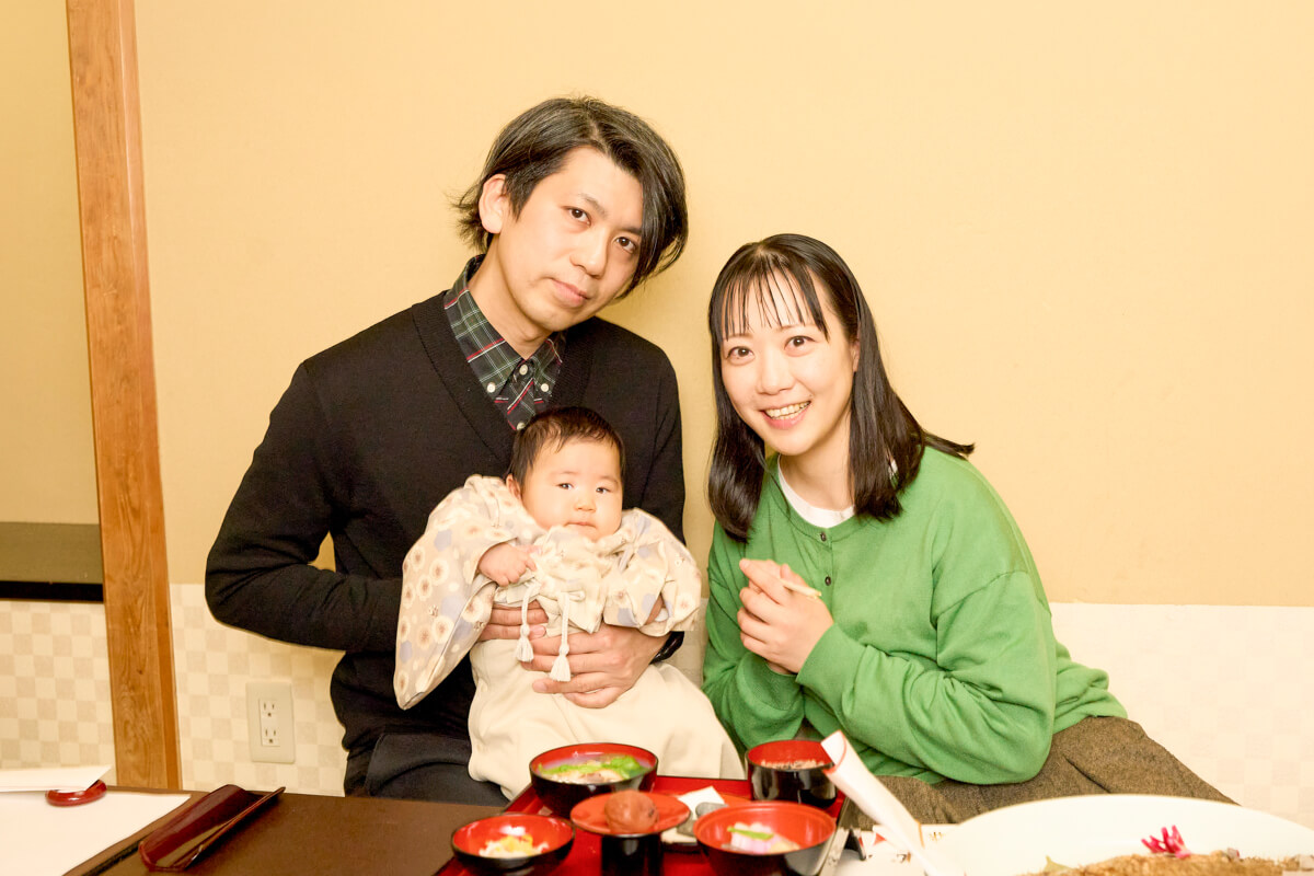お食い初めの家族写真
