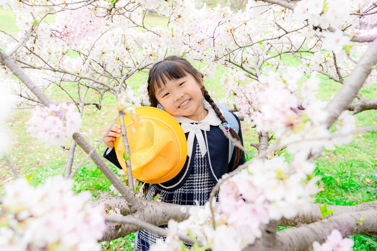 屋外での家族記念撮影